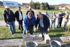 POLAGANJE TEMELNEGA KAMNA ZA SLAČILNICE NK RAKEK 05 FOTO LJUBO VUKELIČ